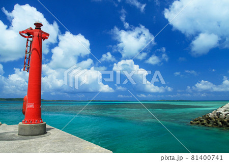 沖縄 宮古諸島 大神島の風景 港の灯台 沖縄 宮古諸島 大神島の風景 港の灯台 81400741