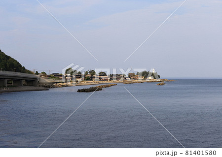 新潟　佐渡　鴻ノ瀬鼻灯台と松ヶ崎集落 81401580