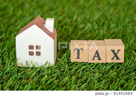 家の税金のコンセプト（ミニチュアの家とTAXの文字） 81401684