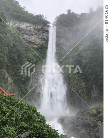 雨の日の激しい那智の滝 雨の日の激しい那智の滝 81401685