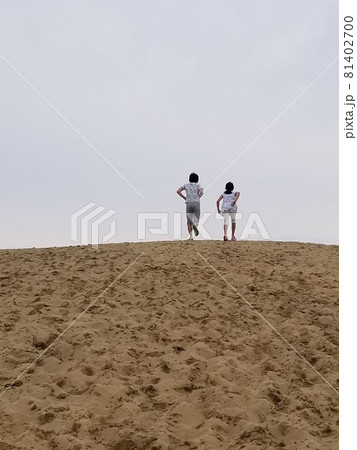 砂丘を登る二人 81402700