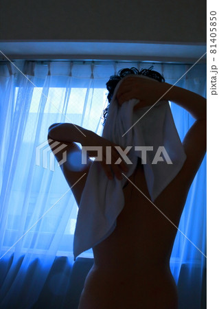 女性ヌード後ろ姿背中湯上りタオルで髪拭く姿 81405850
