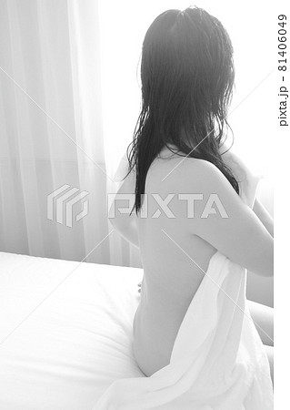 女性ヌード風呂上りベッドに腰かけくつろぐ女性 女性ヌード風呂上りベッドに腰かけくつろぐ女性 81406049