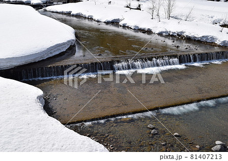 豪雪地域の雪溶け風景の写真素材