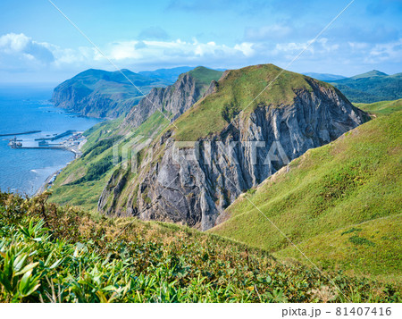 礼文島の桃岩付近の風景 81407416