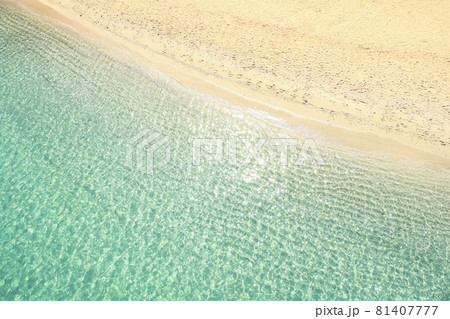 砂浜の海岸 きらめく波打ち際 81407777