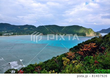 奄美大島 秋のマネン崎 色づく山と青い海 奄美大島 秋のマネン崎 色づく山と青い海 81407926