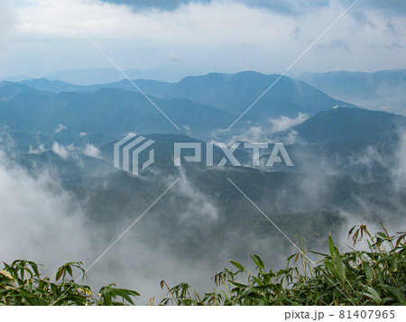 北海道の初夏　トムラウシ　山頂への道 81407965