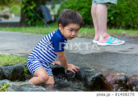 夏休みの一コマ　水遊び 81408270