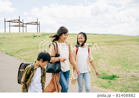 道を歩く親子 道を歩く親子 81408882