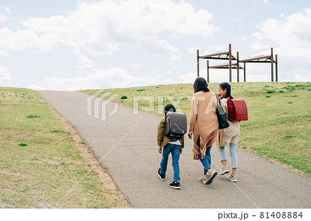 道を歩く親子（後ろ姿） 81408884
