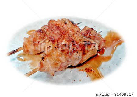 庶民的で素朴な焼き鳥「もも肉」水彩画風  絵手紙 81409217