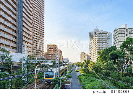 都市風景　南武線と鹿嶋田駅付近の高層マンション街　神奈川県川崎市幸区 81409363