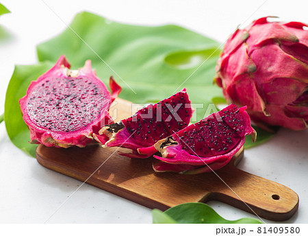 カットした国産のドラゴンフルーツの写真素材