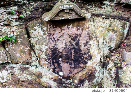 島根半島　四十二浦　手結の風化した地蔵さま 81409604