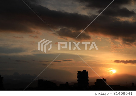 夕暮れ空と街影（シルエット）　（撮影場所：神奈川県大和市） 81409641