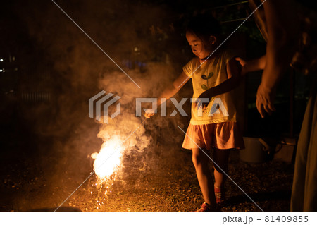 家の縁側で花火を楽しむ子どもたち 81409855