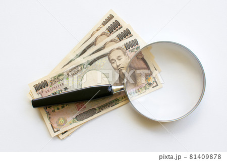 1万円札と虫メガネ 81409878