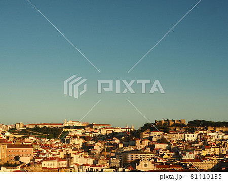 ポルトガルのリスボンの街並 81410135