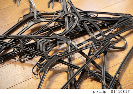 床に散らばるプラスチックハンガー 床に散らばるプラスチックハンガー 81410317