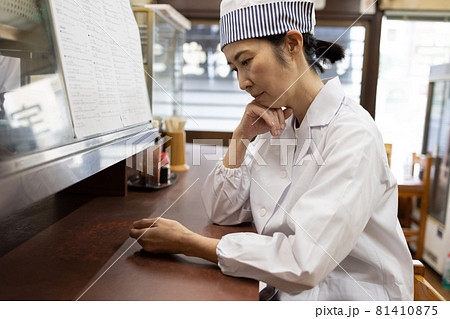 困った表情の定食屋のスタッフ 81410875