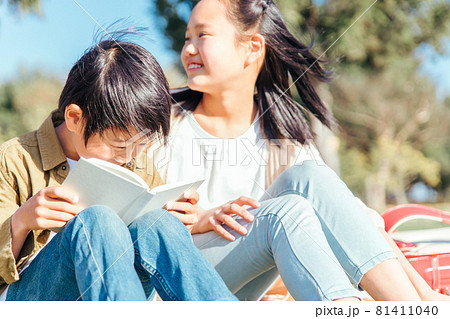 本を読む小学生 81411040