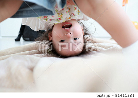 下から覗いている女の子 下から覗いている女の子 81411331