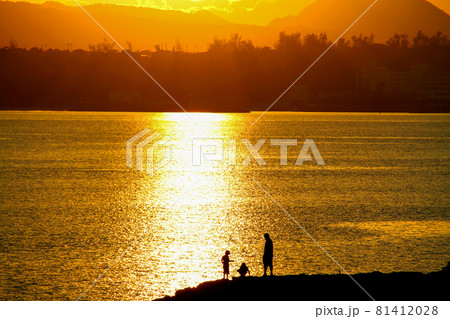 沖縄 夕焼け色に染まる海岸 沖縄 夕焼け色に染まる海岸 81412028