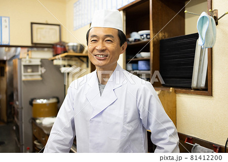飲食店で働くミドル男性 81412200