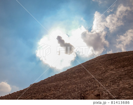 クフ王のピラミッド越しに見上げた雲にかかる太陽 81413686