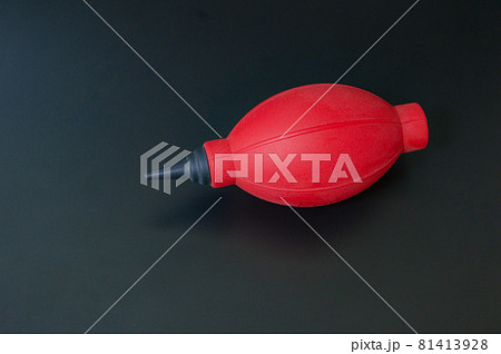 カメラのホコリを吹き飛ばす赤いブロワー 81413928