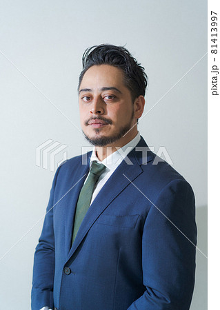 ビジネスマン　30代　中東系 81413997