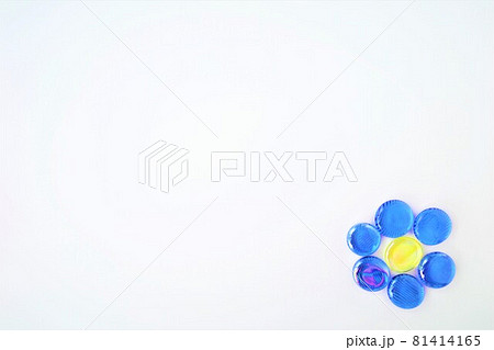 青いおはじきで作った花 81414165