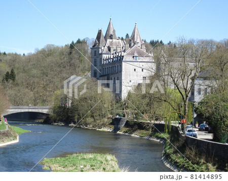美食の村デュルビュイのお城　ベルギー　アルデンヌ地方 81414895