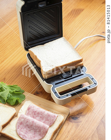 ホットサンドメーカーでホットサンドを焼く 81415013