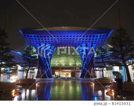 金沢駅前の鼓門（雨の日の夜景） 81415031