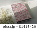 机の上の本　エキゾチックな装丁のノート 81416420