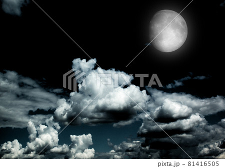 The moon in the night sky 81416505