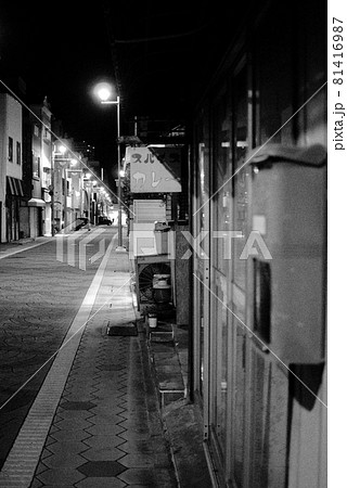 モノクロの都会の夜の街路の風景 モノクロの都会の夜の街路の風景 81416987