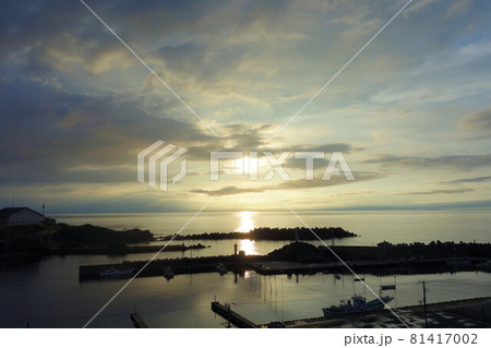 沈みゆく太陽と輝く海　間人　日本海 81417002