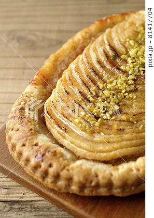 カッティングボードの上のピスタチオとスライス林檎のタルトレット 81417704