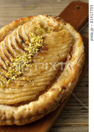 カッティングボードの上のピスタチオとスライス林檎のタルトレット 81417705