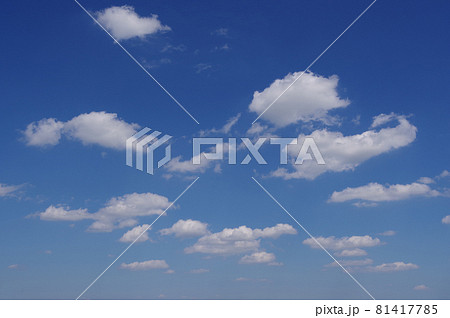 背景素材【ちぎれ雲・青空】 背景素材【ちぎれ雲・青空】 81417785