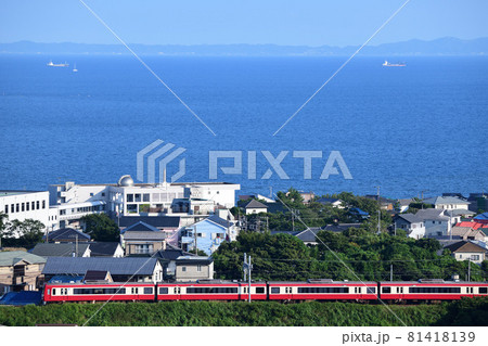 房総半島を望む東京湾をバックに築堤を走る京急2100形電車 81418139