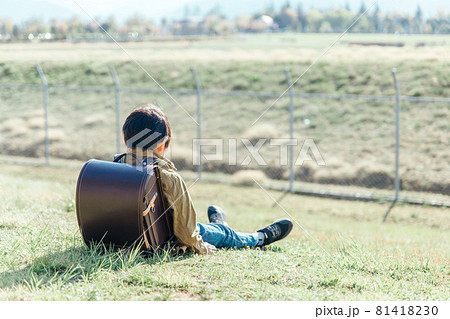 悩む小学生の男の子 悩む小学生の男の子 81418230