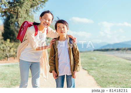 笑顔の小学生 笑顔の小学生 81418231