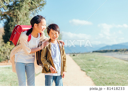 笑顔の小学生 81418233