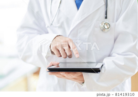 タブレットを操作する男性医師 81419310