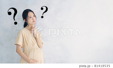 疑問を持つ妊婦 疑問を持つ妊婦 81419535