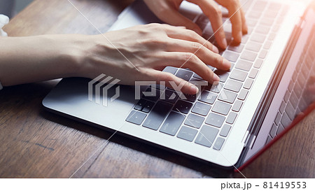 キーボードをタイピングする女性 キーボードをタイピングする女性 81419553